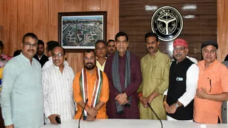 प्रयागराज के सर्किट हाउस में उत्तर प्रदेश के नगर विकास एवं ऊर्जा मंत्री अरविंद कुमार शर्मा, महापौर गणेश केसरवानी व अधिकारीगण। जागरण
