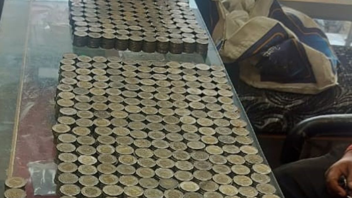 unique gift panwala spends 1 lakh in coins to reconcile with wife