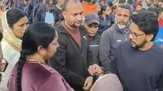 म्यांमार में फंसे हिमाचल प्रदेश के हमीरपुर के दो युवकों के स्वजन सांसद अनुराग ठाकुर से मिलते हुए।