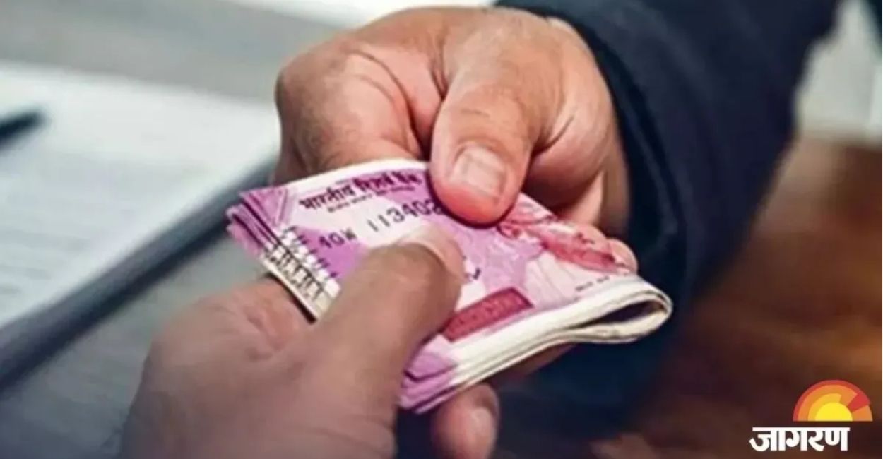 cdpo office computer operator caught taking bribe in fatehpur prayagraj vigilance team conducts raid