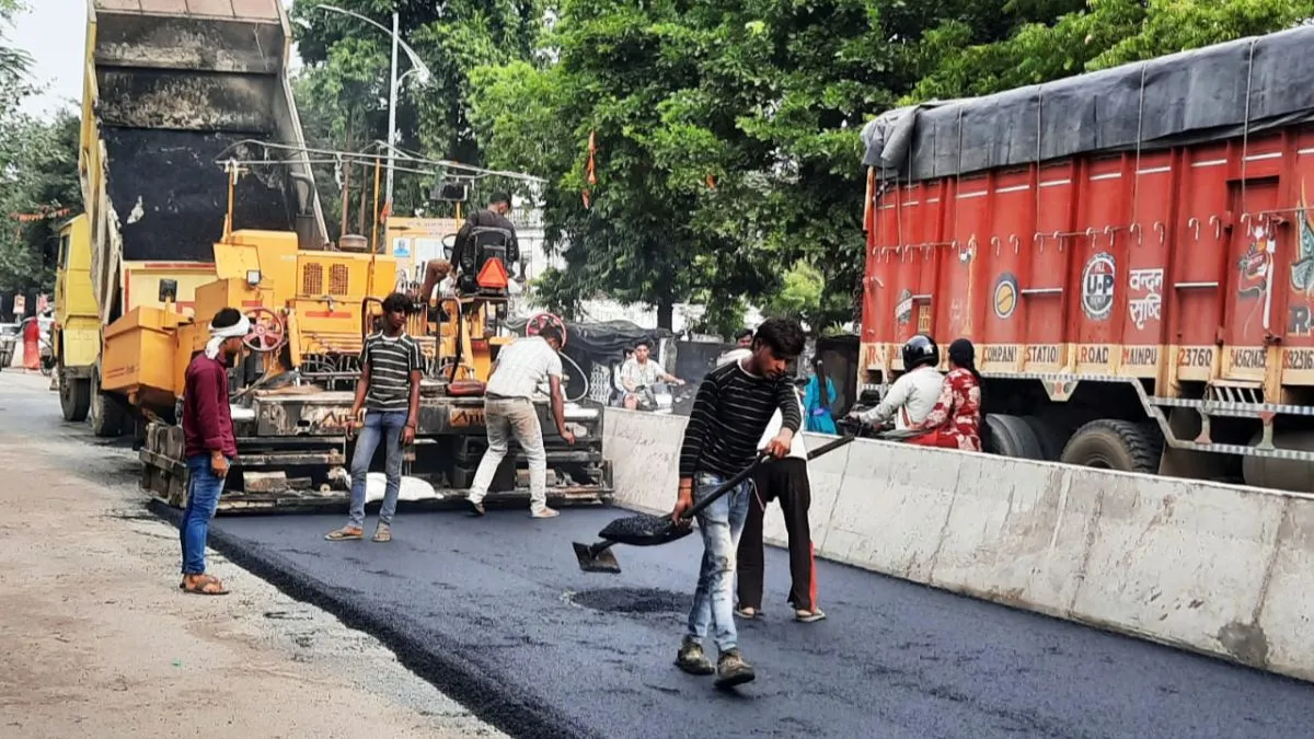 चौड़ीकरण का काम फिर शुरू... डेढ़ माह बाद यूपी की इस सड़क पर उतरा रोलर, डामर की परत बिछाई