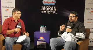 एडी मॉल में आयोजित दैनिक जागरण के फिल्म फेस्टीवल में फिल्म अभिनेता फैसल मलिक से बातचीत करते दैनिक जागरण के उपमुख्य संवाददाता डाॅ. राकेश राय। जागरण