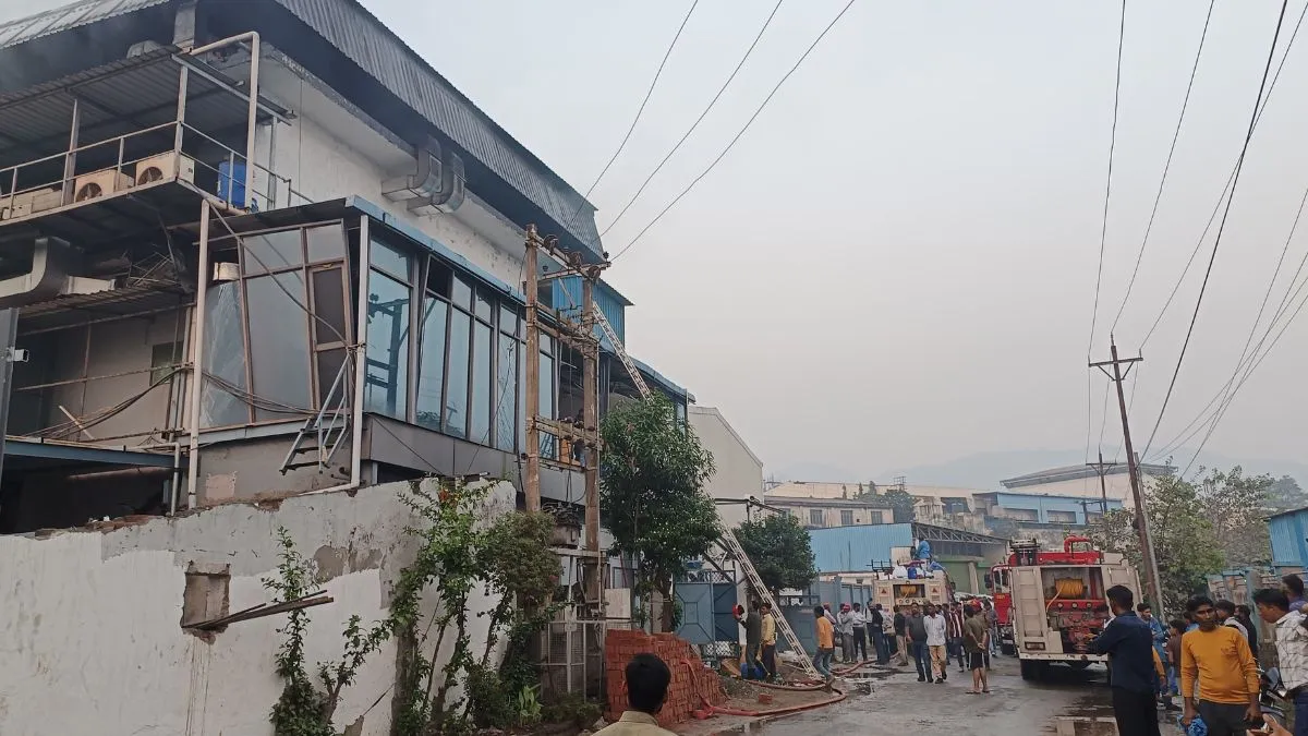 Himachal News: बद्दी के फार्मा उद्योग में लगी आग, लाखों रुपये की मशीनरी जलकर राख