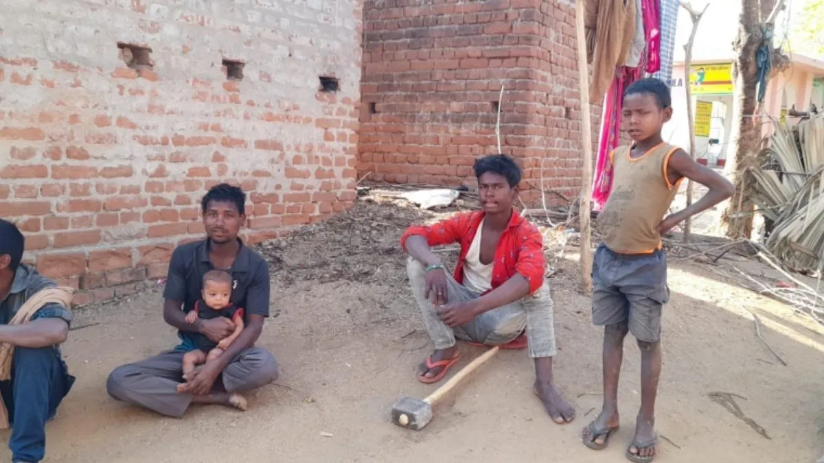 जंगल में लोकतंत्र का अनोखा पर्व! बिरहोर-मुंडा परिवार की ईवीएम पर अद्भुत आस्था
