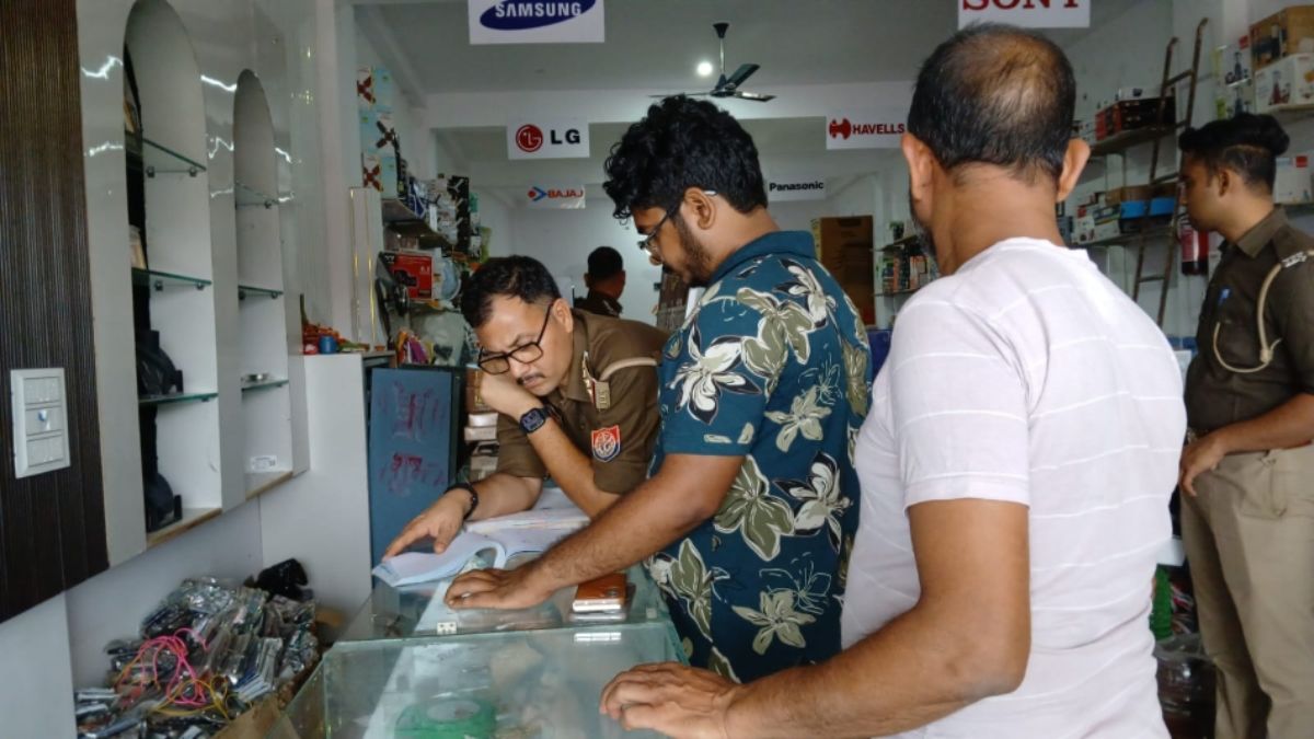 ghazipur jewelry store robbery 11 lakh loot rising crime