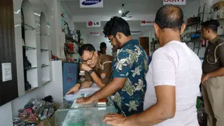 अदिति ज्वेलर्स में 11 लाख के गहने और 37 हजार नगदी चोरी।