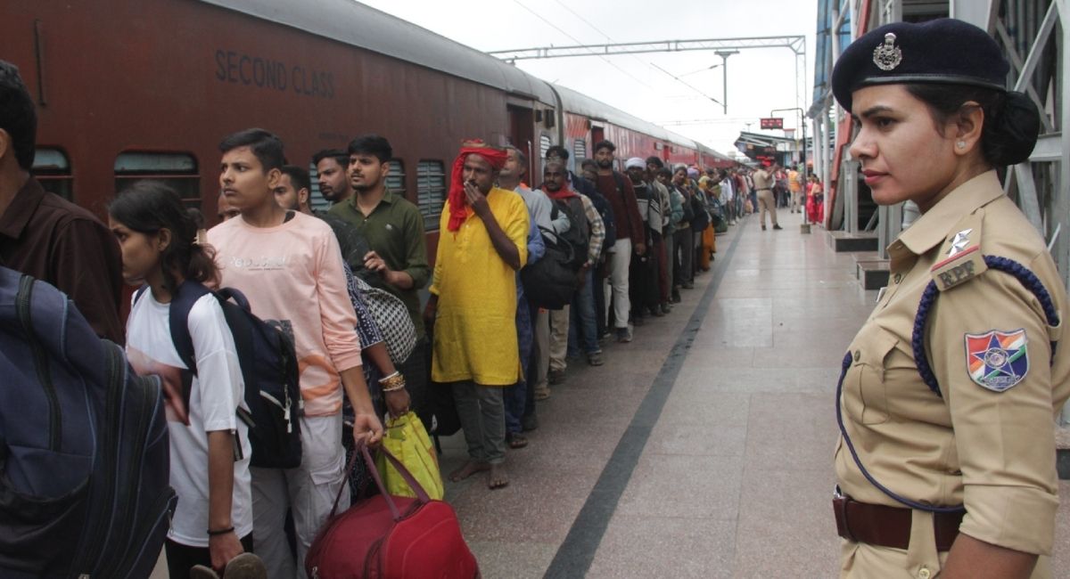 gorakhdham express rush passengers struggle for delhi journey at gorakhpur station