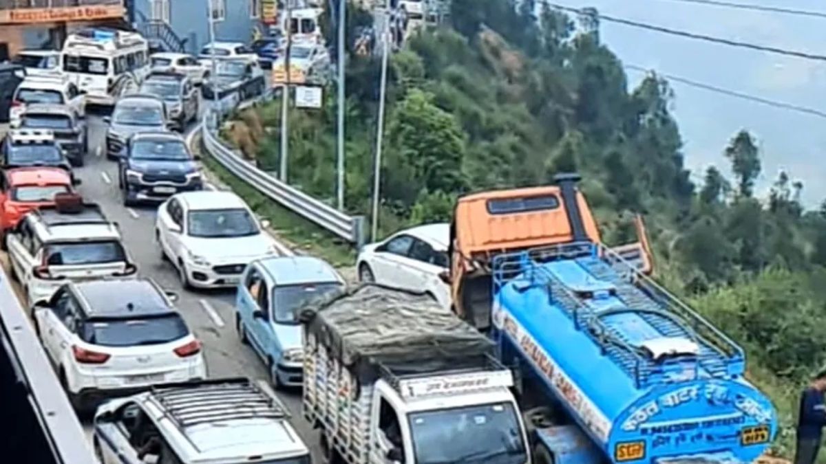 huge traffic jam in dehradun city on festiv