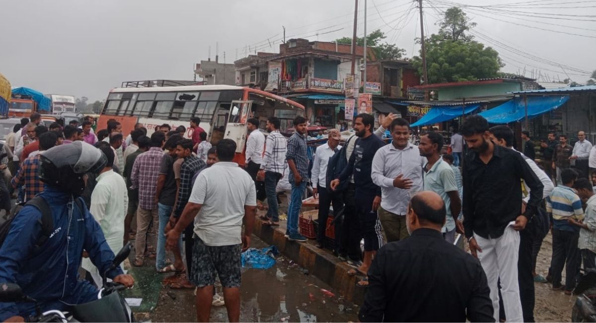 kushinagar road accident buspickup collision injures two women