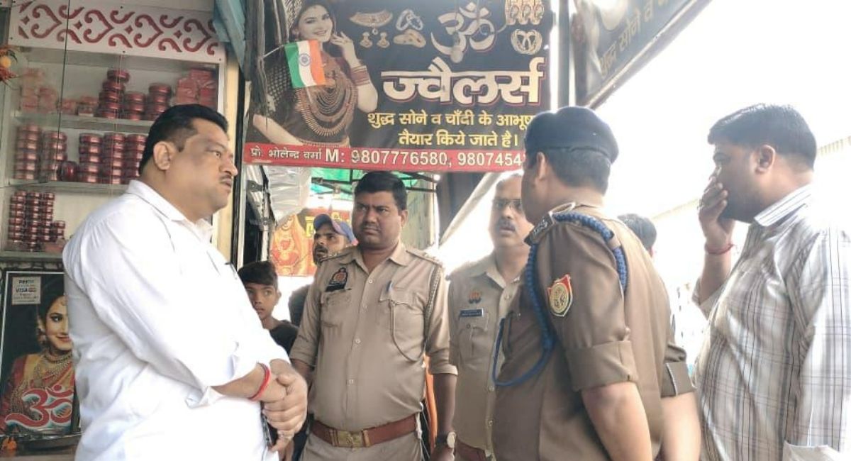 kanpur jewelry store theft rs 30 lakhs worth looted police investigate