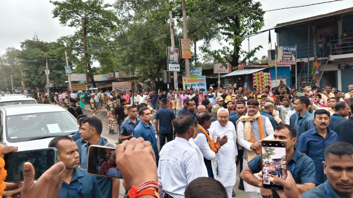 nitish kumar holds roadshow on foot after rain cancels rally