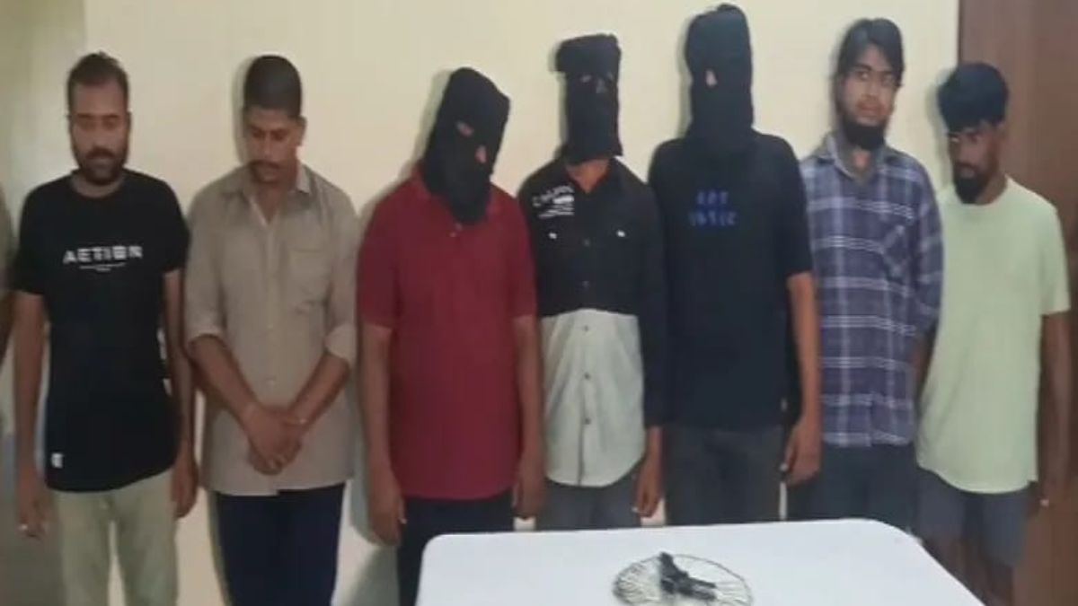 revenge robbery ex employees loot company 8 arrested