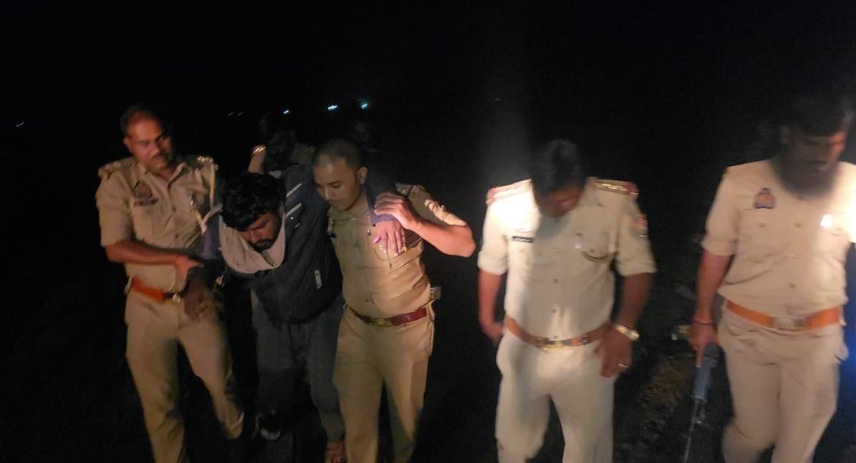 prayagraj police encounter with cow smugglers one injured