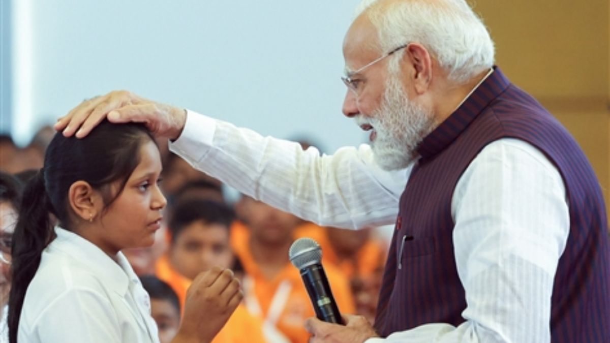 pm modi interacts with children at gift of life event