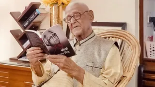 पद्श्री से सम्मानित हिंदी के जाने-माने वरिष्ठ साहित्यकार डाॅ. रामदरश मिश्र। फाइल फोटो