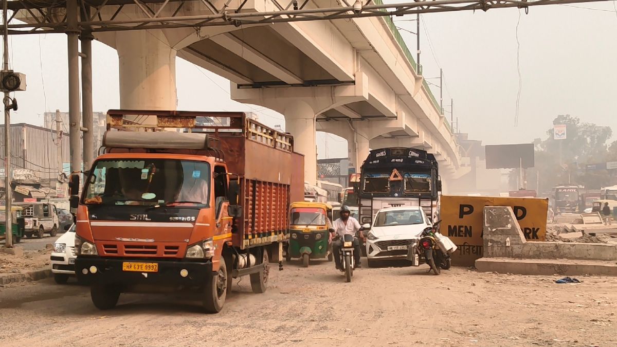 bahadurgarh news delhi border dust haze creates breathing problems