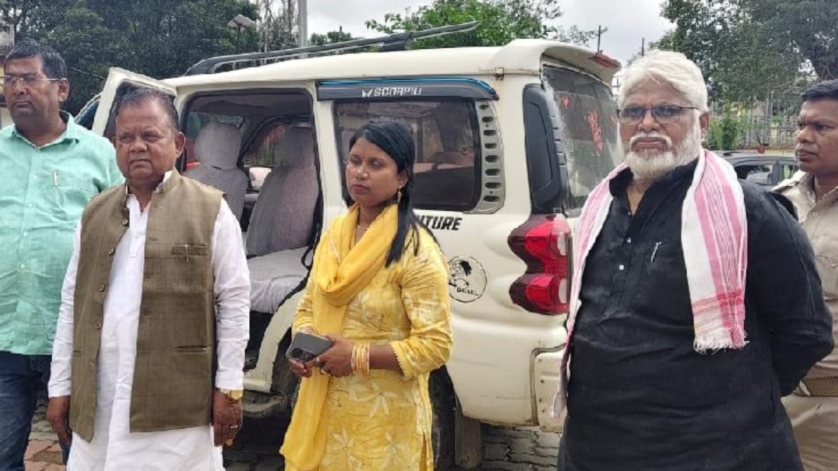 garhwa co caught with girlfriend wife locks them in