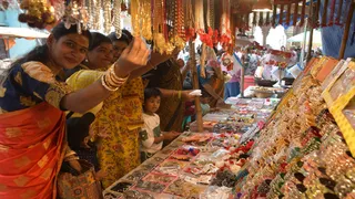 Kartik Mela 2025 प्रयागराज के बलुआघाट कार्तिक मेला में सौंदर्य प्रसाधन की खरीदारी करतीं महिलाएं। जागरण