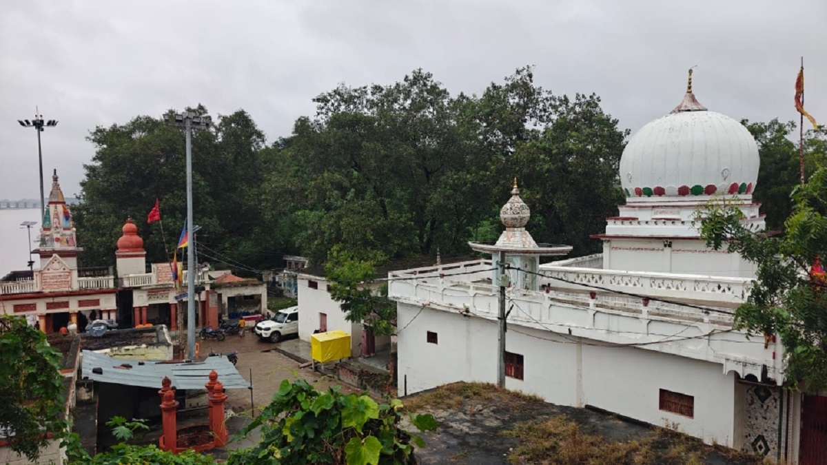 prayagraj shringverpur sita kund ghat neglected and losing treta era memories