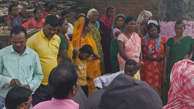 रामगढ़ में आदिवासी परिवार के धर्मांतरण पर समाज के लोगों ने किया विरोध, इलाके में तनाव का माहौल
