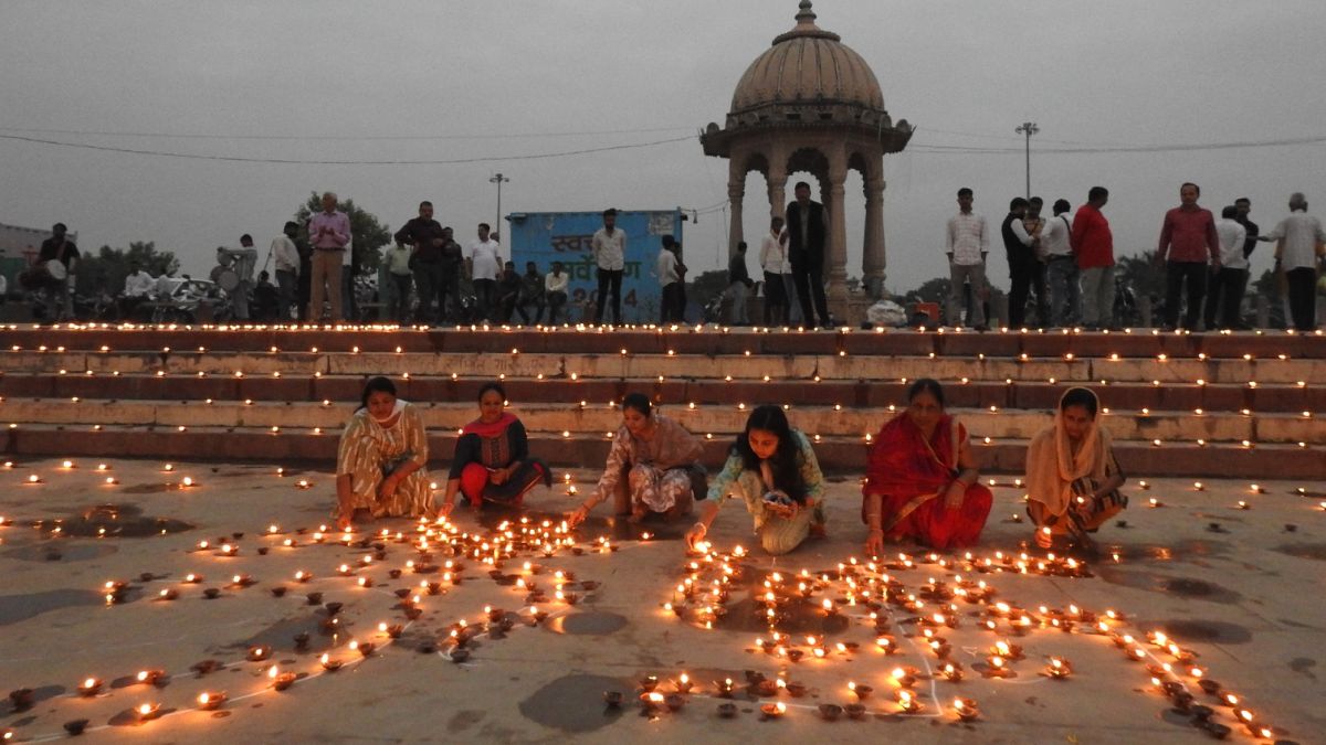 gorakhpur celebrates dev deepawali with 5001 lamps on rapti river