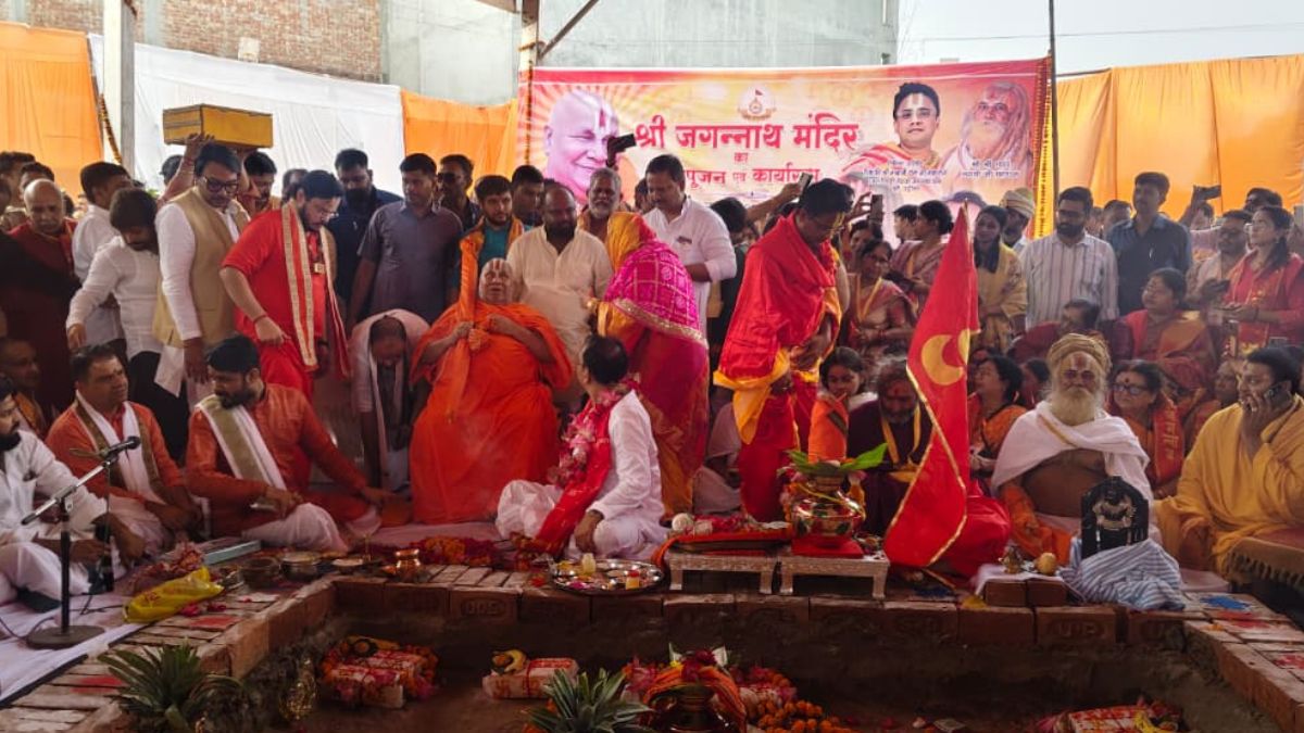 swami rambhadracharya and baby rani maurya inaugurate jagannath temple in fatehpur