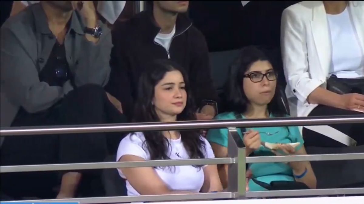 shubman gill plays stunning shot sara tendulkar reaction goes viral