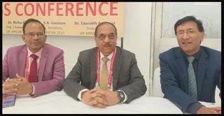 अधिवेशन में एसजीपीजीआई के निदेशक डा. आरके धीमान (मध्य में) साथ में (बाएं ) जीएसवीएम के प्राचार्य प्रो. संजय काला और आयोजन सचिव डा. एसके गौतम। जागरण