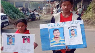 दोनों बच्चियां हाथों में पिता का पोस्टर लिए उनकी खोजबीन कर रही हैं। जागरण