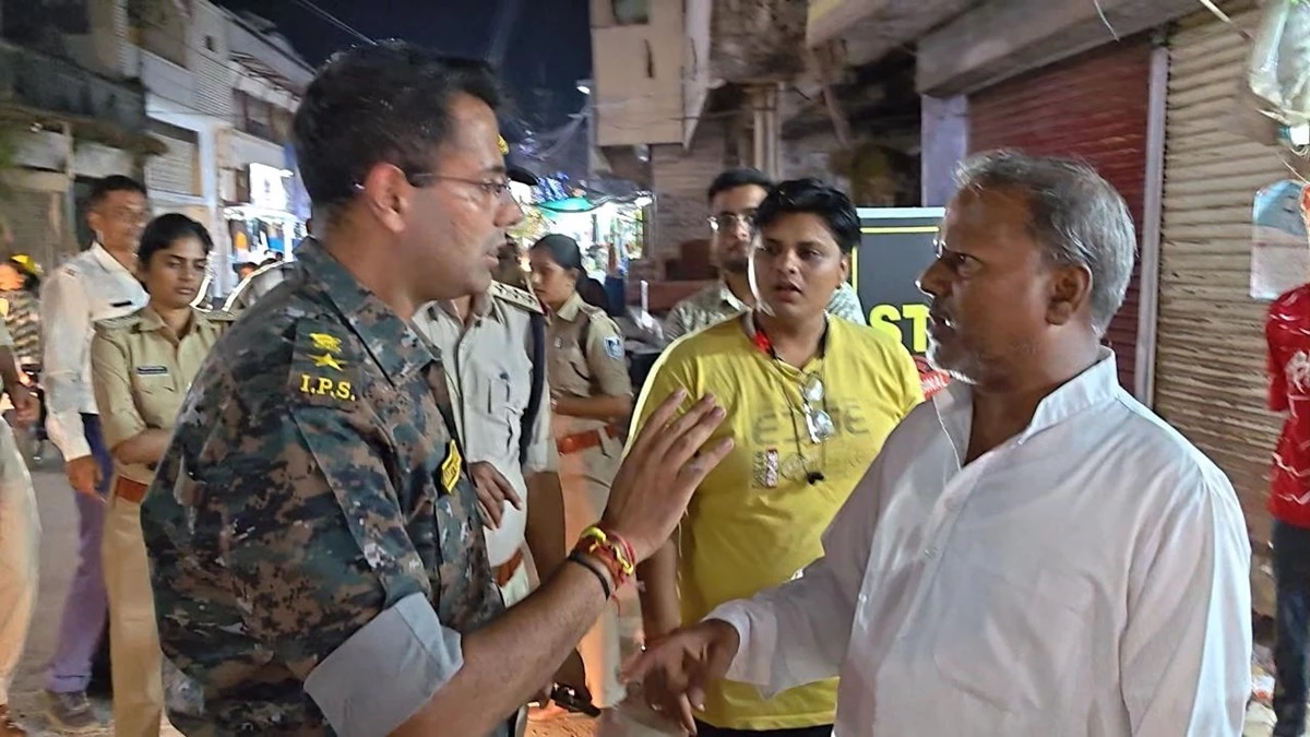 exmla argues with sp over helmet rule in balaghat mp