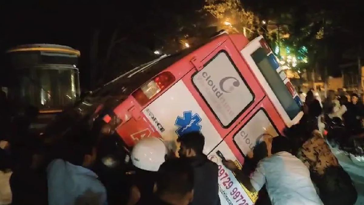 karnataka bengaluru ambulance crushed many vehicles couple died on spot