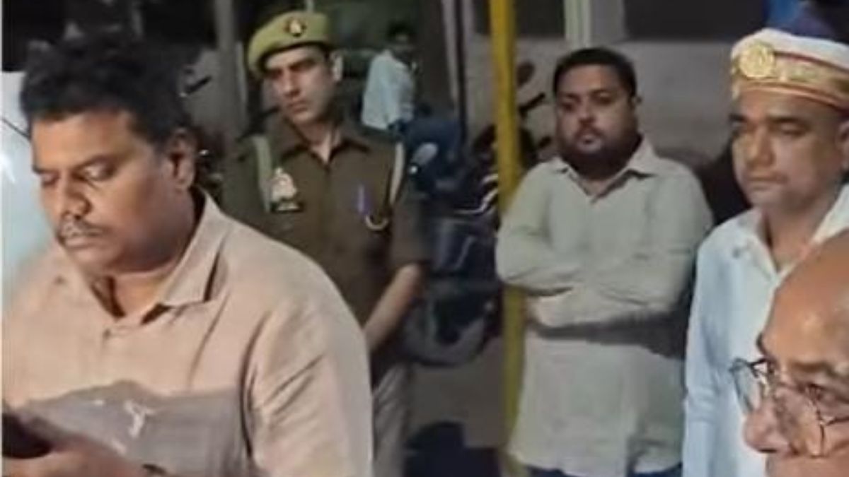 dm suddenly arrived at laharpur chc at night and ordered the withholding of salaries of doctors found absent