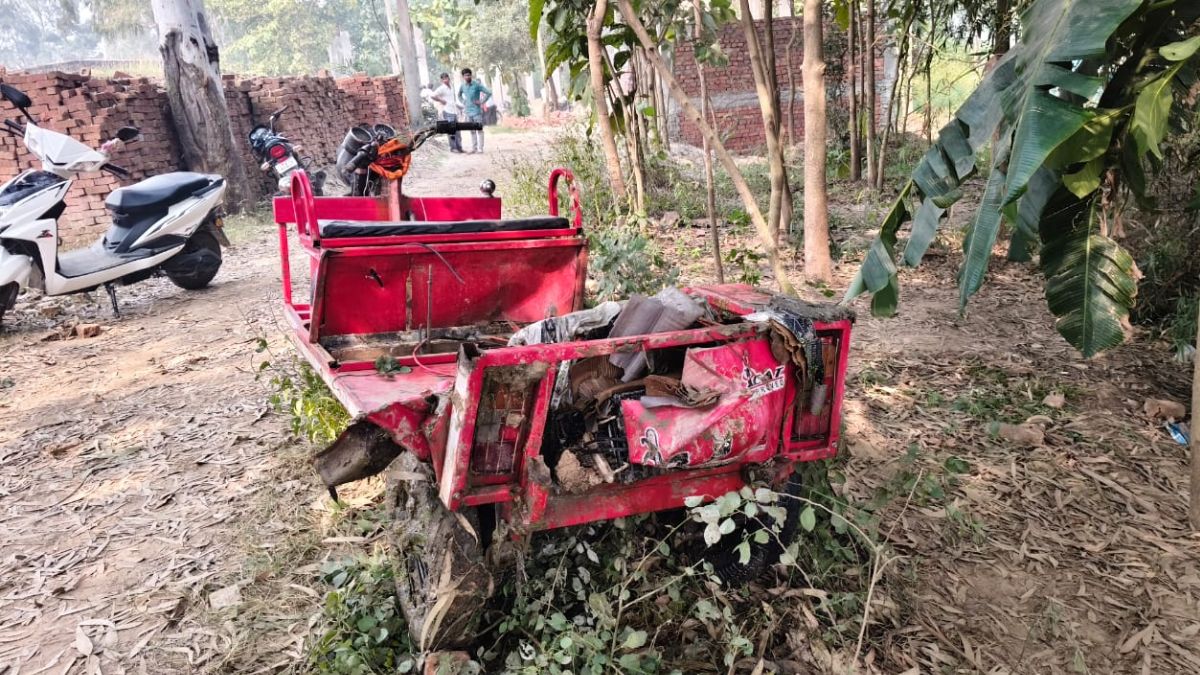 a brick loaded tractor trolley overturned on an e rickshaw killing two moradabad accident