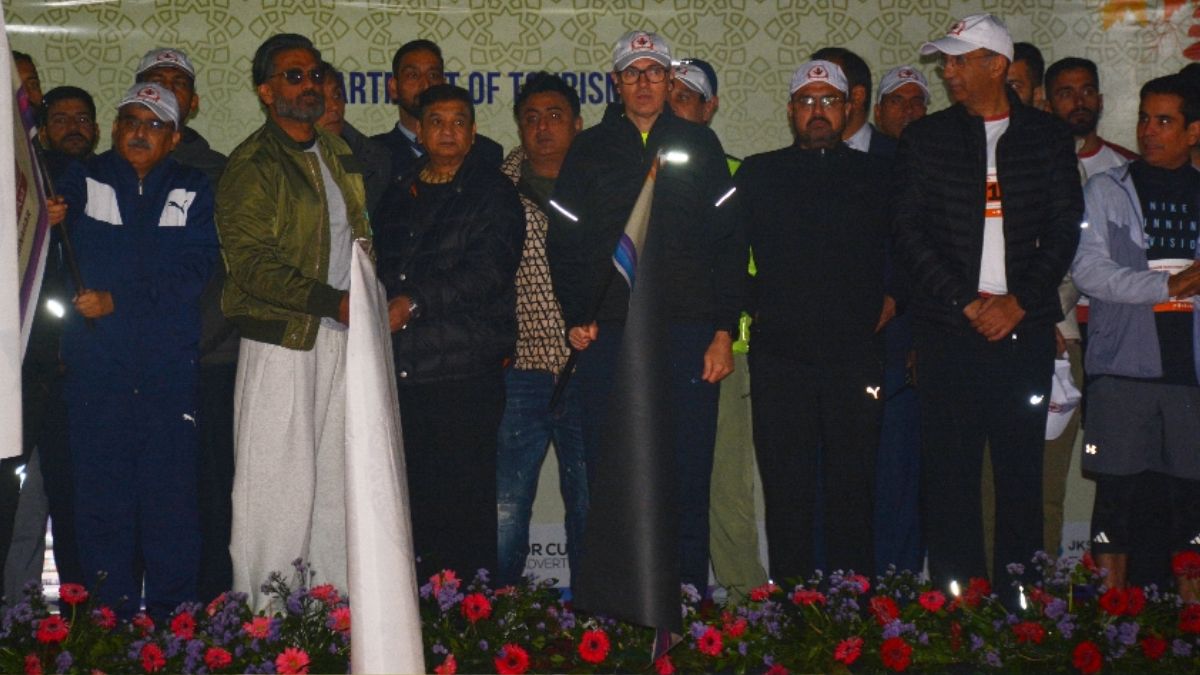 people are running for india film actor sunil shetty visits kashmir marathon delighted by participation