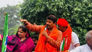 मनोज तिवारी के रोड शो में हंगामा