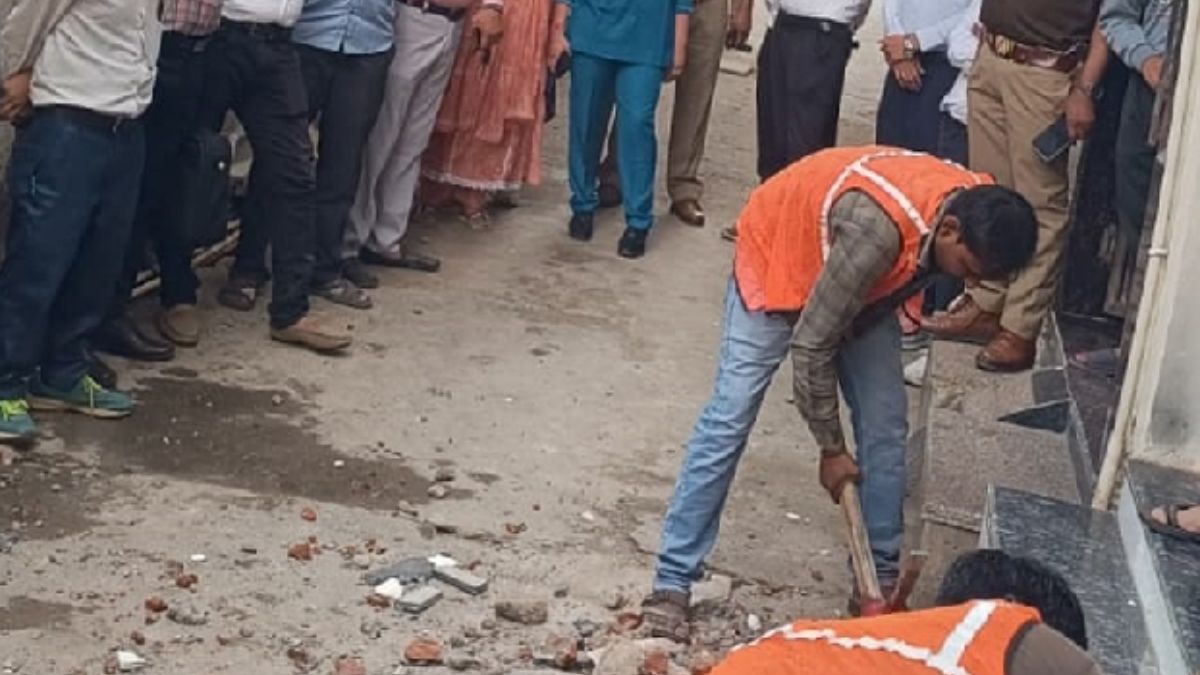 on the complaint of the inspector the stairs of the bjp leader s house were broken