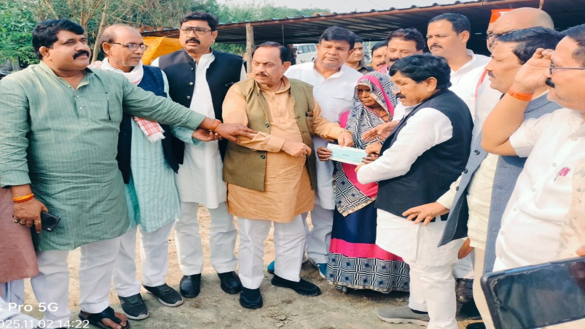 samajwadi party supports family after self immolation incident