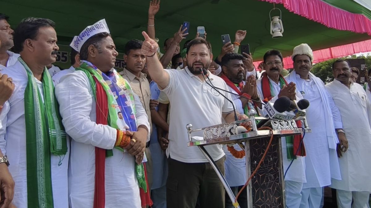 tejashwi yadav promises jobs in munger rally bihar politics