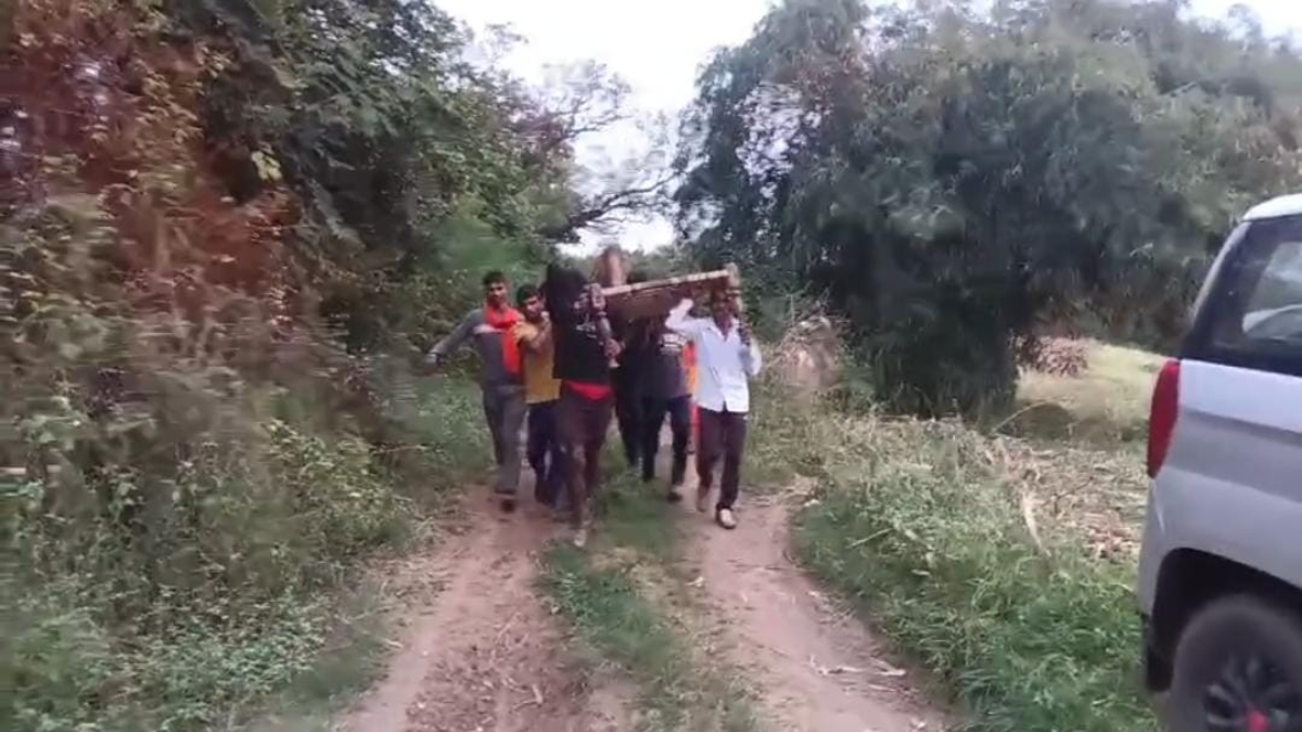 no road access injured farmer carried on cot in bichhua village