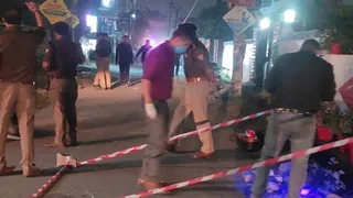 प्रेमनगर स्थित मोहनपुर में हत्या की घटना के बाद जांच क़रती पुलिस। जागरण