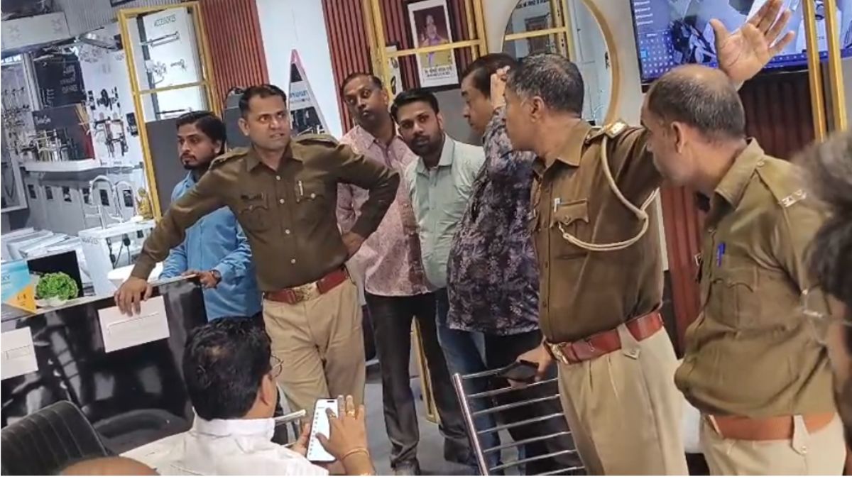 ghaziabad 125 lakhs stolen from tile showroom