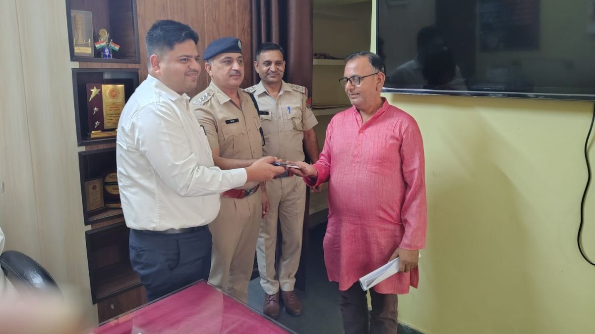 bhiwadi police recovered 45 lost mobiles and returned to owners