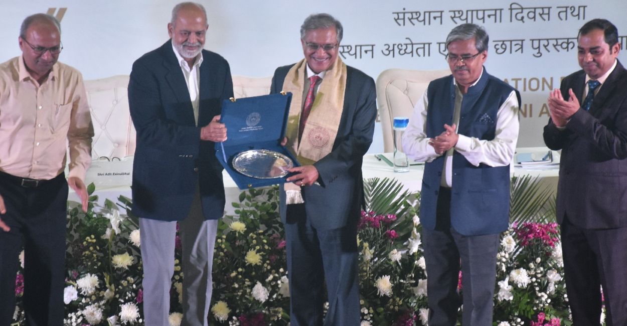 iit kanpur honors 21 alumni including rbi governor cec and up cm advisor on foundation day