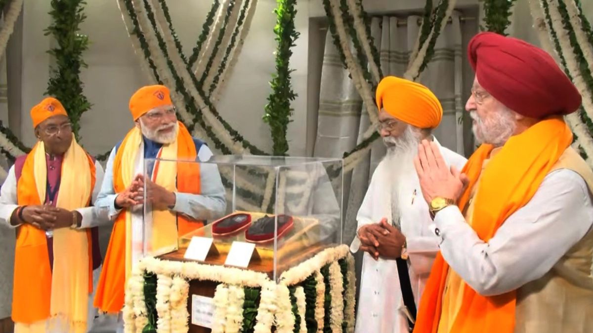 pm modi visits patna sahib gurudwara pays homage and offers prayers