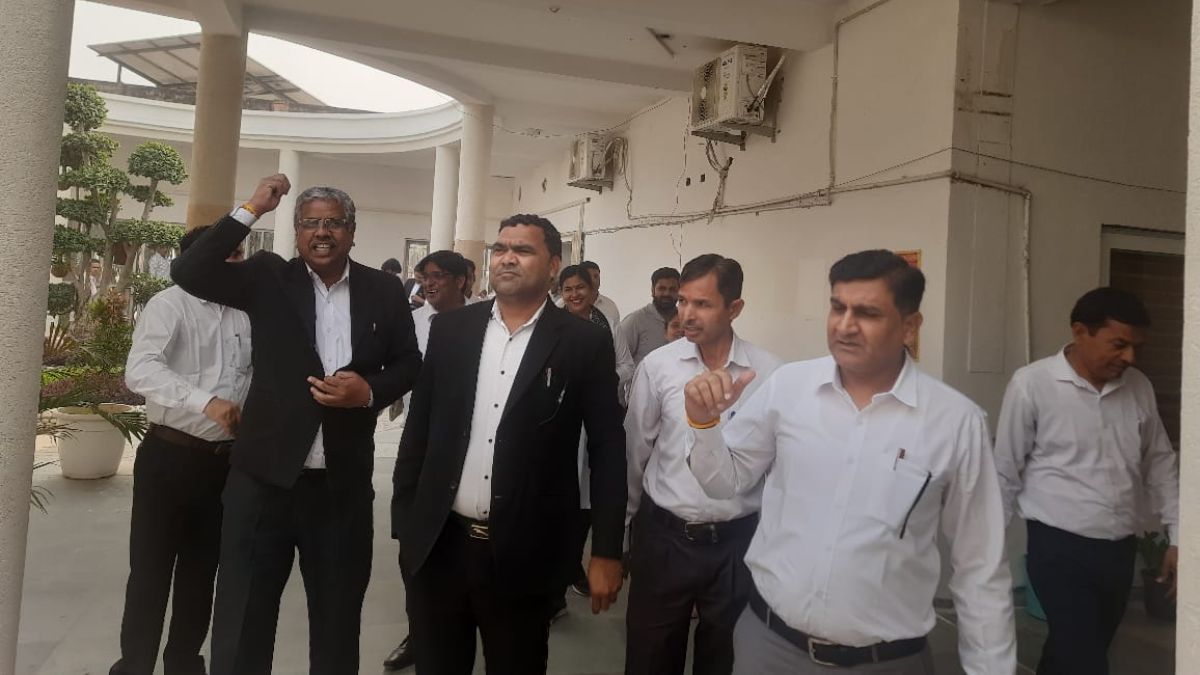 district bar association protest against dm in greater noida