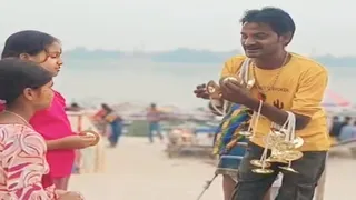 प्रयागराज के त्रिवेणी तट पर श्रद्धालुओं को मजीरा की धुन सुनाते सोमदत्त शिल्पकार। जागरण