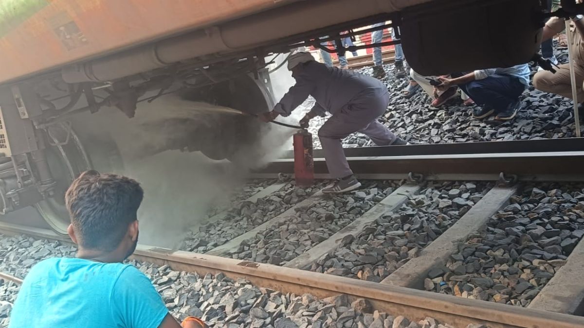 fire in clone special train near daudpur railway station saran