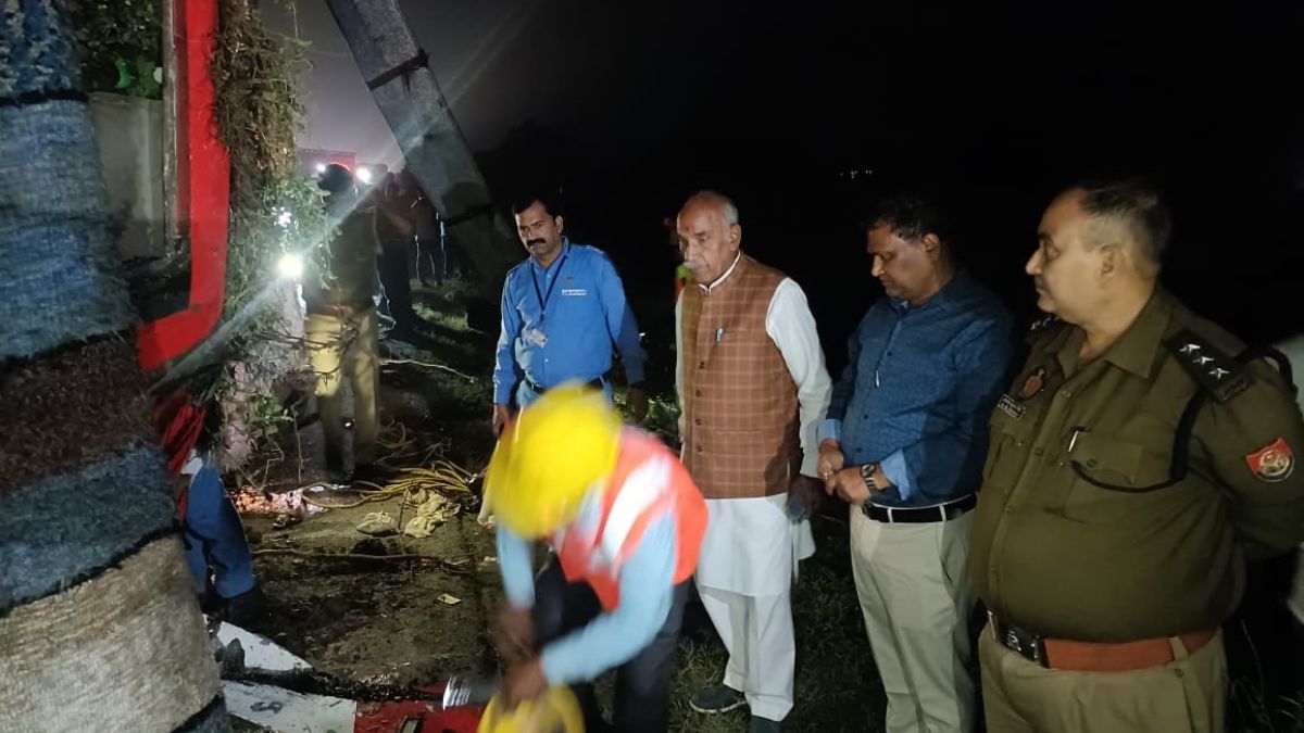 bus overturns while overtaking dumper in bihar 21 injured