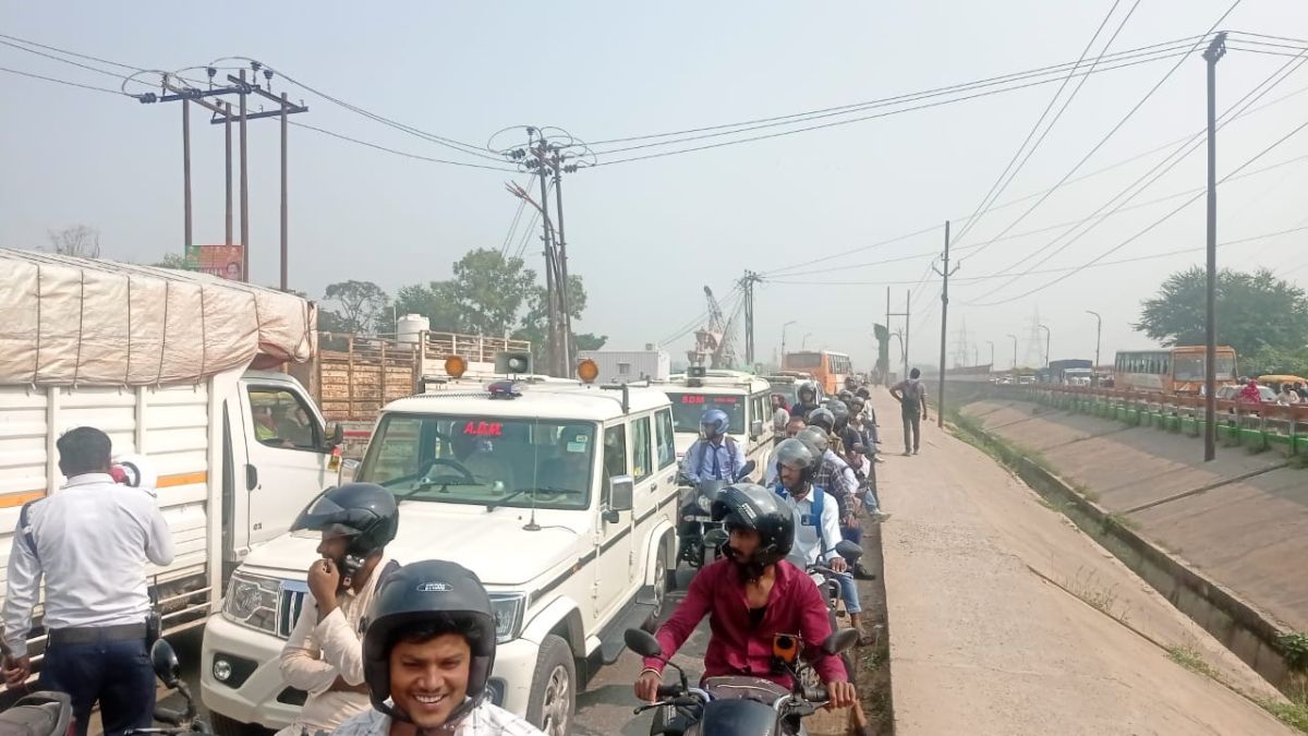 huge traffic jam in gorakhpur due to culvert dug without preparation queues of vehicles from nausadh to rajghat bridge