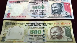 पुलिस ने 3.85 करोड़ रुपये के पुराने नोट बरामद किए हैं।